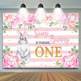 Floral rose et lapin tourne une toile de fond d'anniversaire